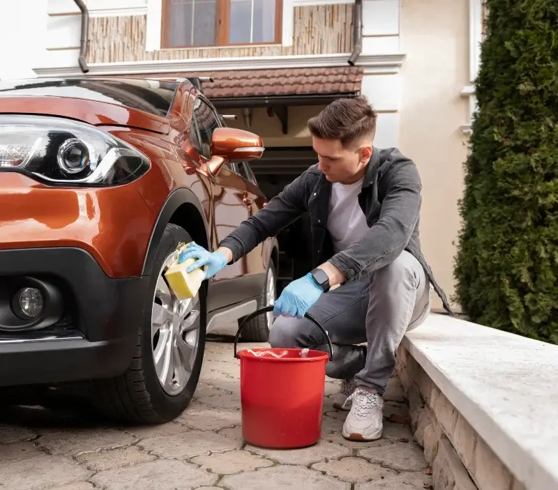 Lavage auto à domicile Le Bersac : professionnel intervenant sur un véhicule